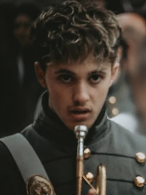 Saúl Montaña, de uniforme, con la trompeta en la mano durante una procesión.