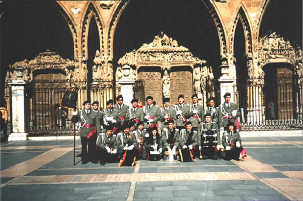 La agrupación formada ante la fachada de la Catedral de Oviedo, con un uniforme anterior.